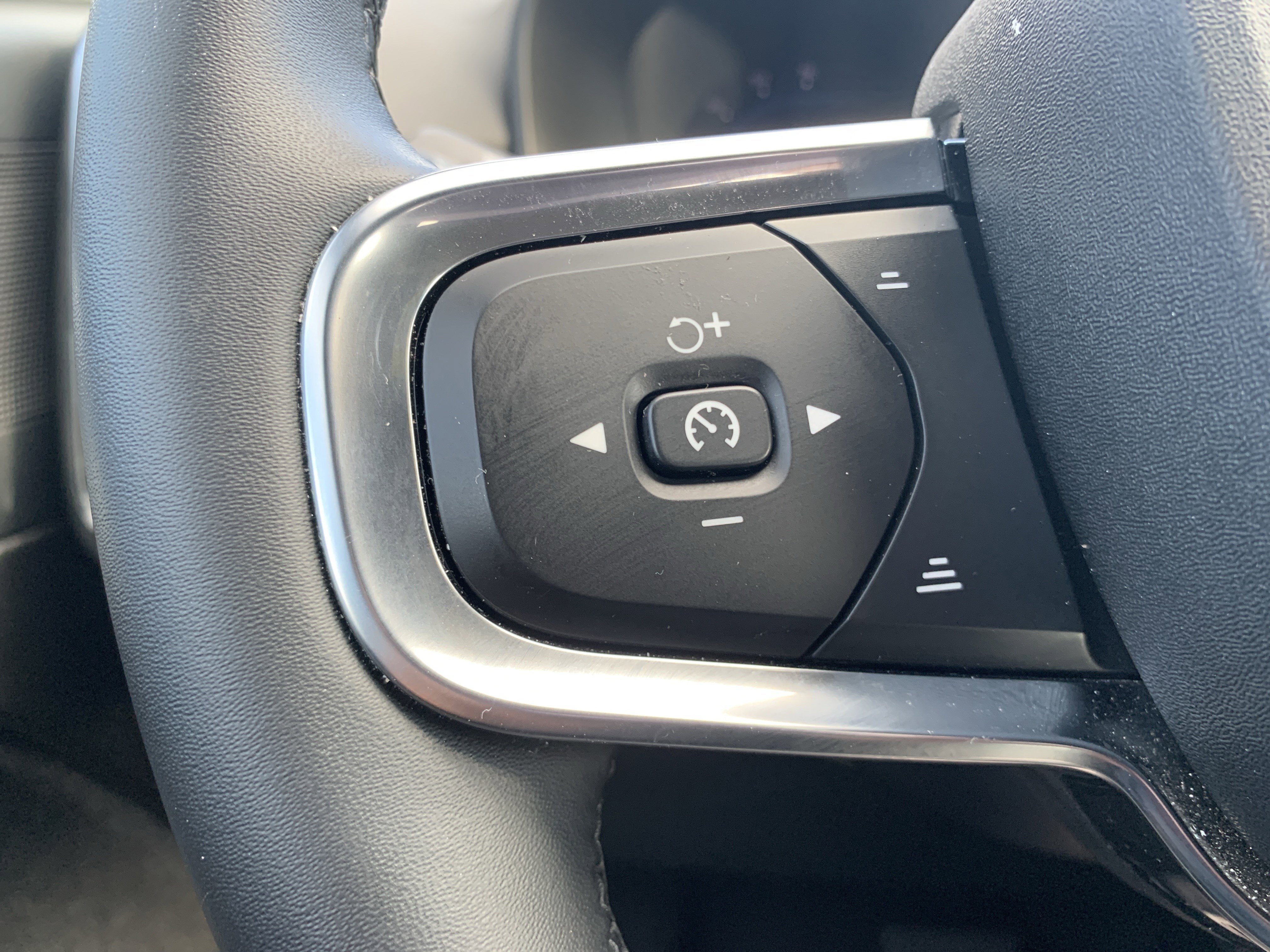 Used 2025 Volvo XC40 B5 Plus image 19