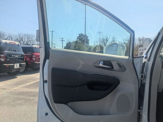 Used 2022 Chrysler Pacifica Touring-L image 11
