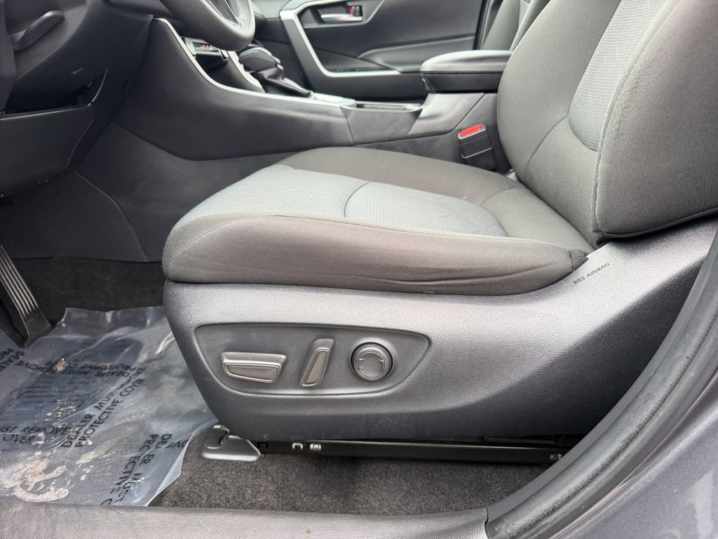 Used 2025 Toyota RAV4 XLE AWD/4WD image 17