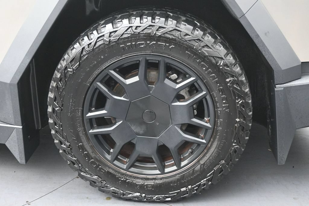 Used 2024 Tesla Cybertruck AWD Crew Cab image 10