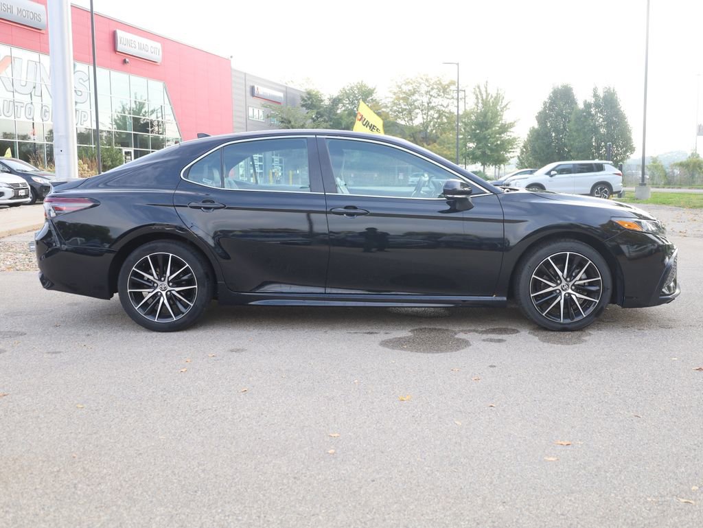 Used 2024 Toyota Camry SE image 11