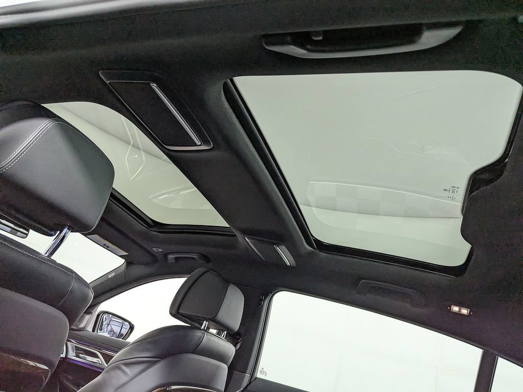 Used 2022 BMW 750i xDrive w/ M Sport Package AWD/4WD image 15