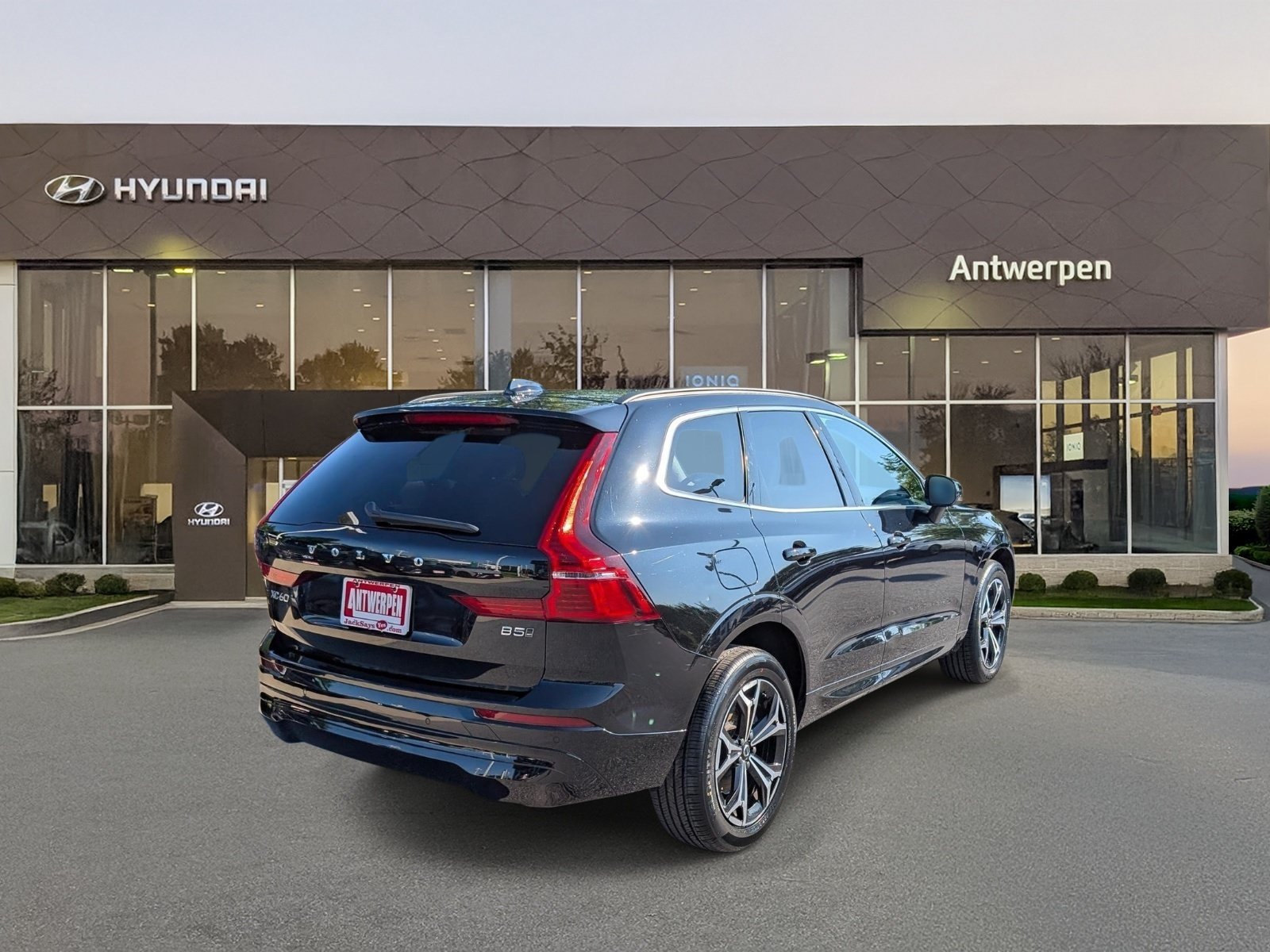 Used 2022 Volvo XC60 B5 Momentum AWD/4WD image 3