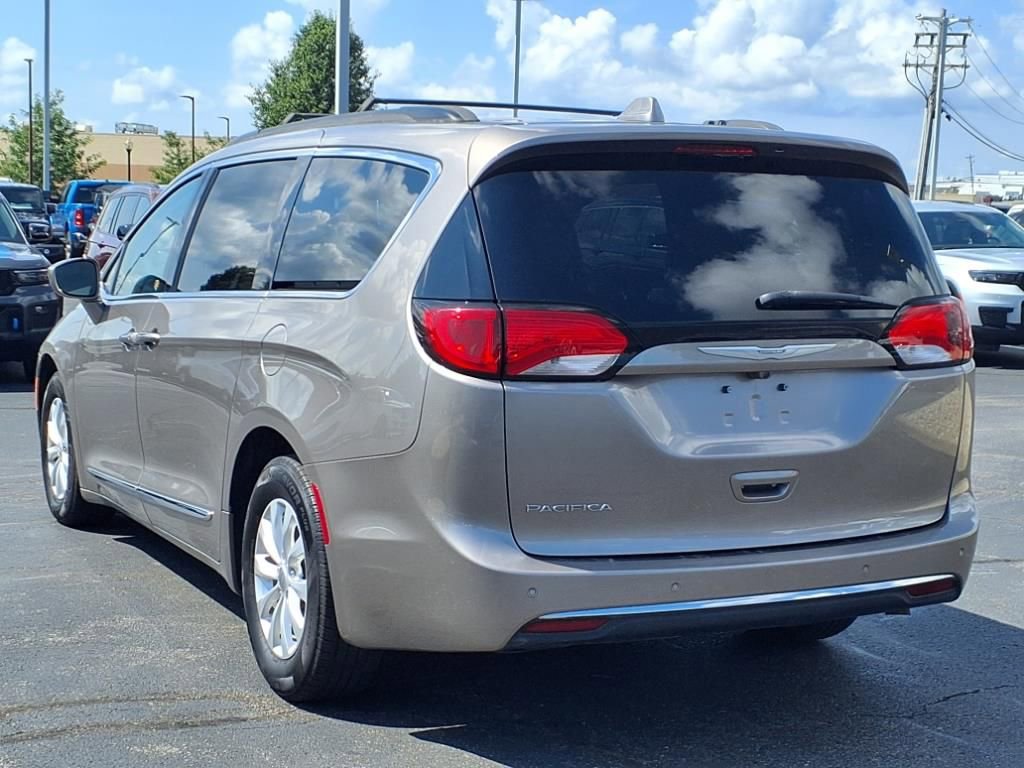 Used 2017 Chrysler Pacifica Touring-L image 4
