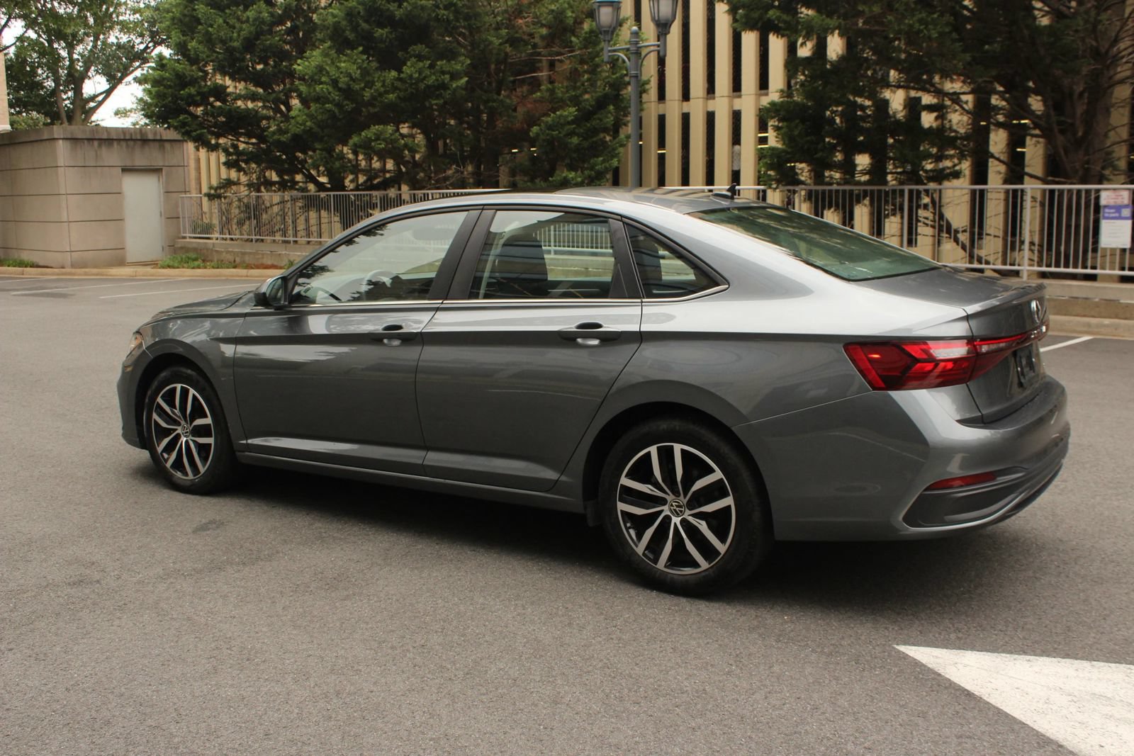 Used 2025 Volkswagen Jetta SE FWD image 9