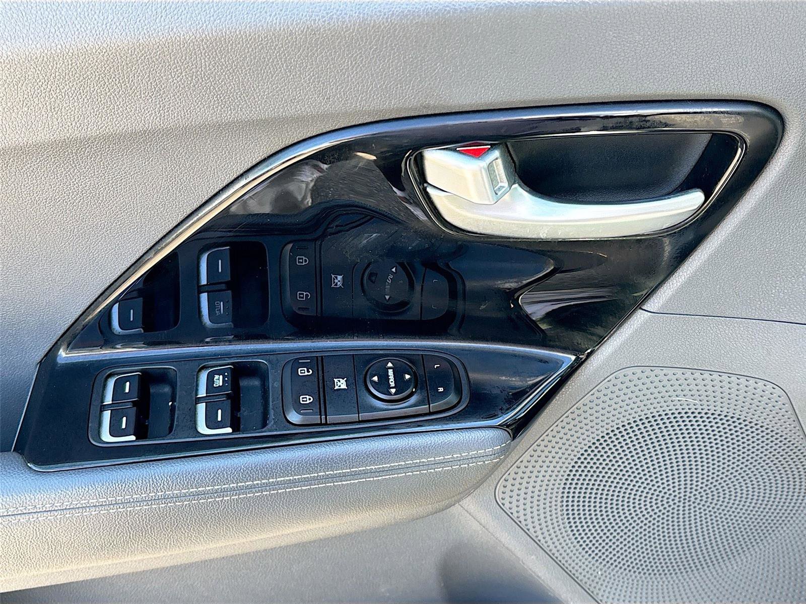 Used 2020 Kia Niro LXS FWD image 17