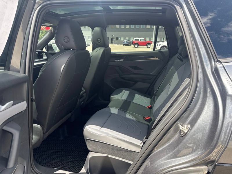 Used 2025 Volkswagen Tiguan SE R-Line AWD/4WD image 11