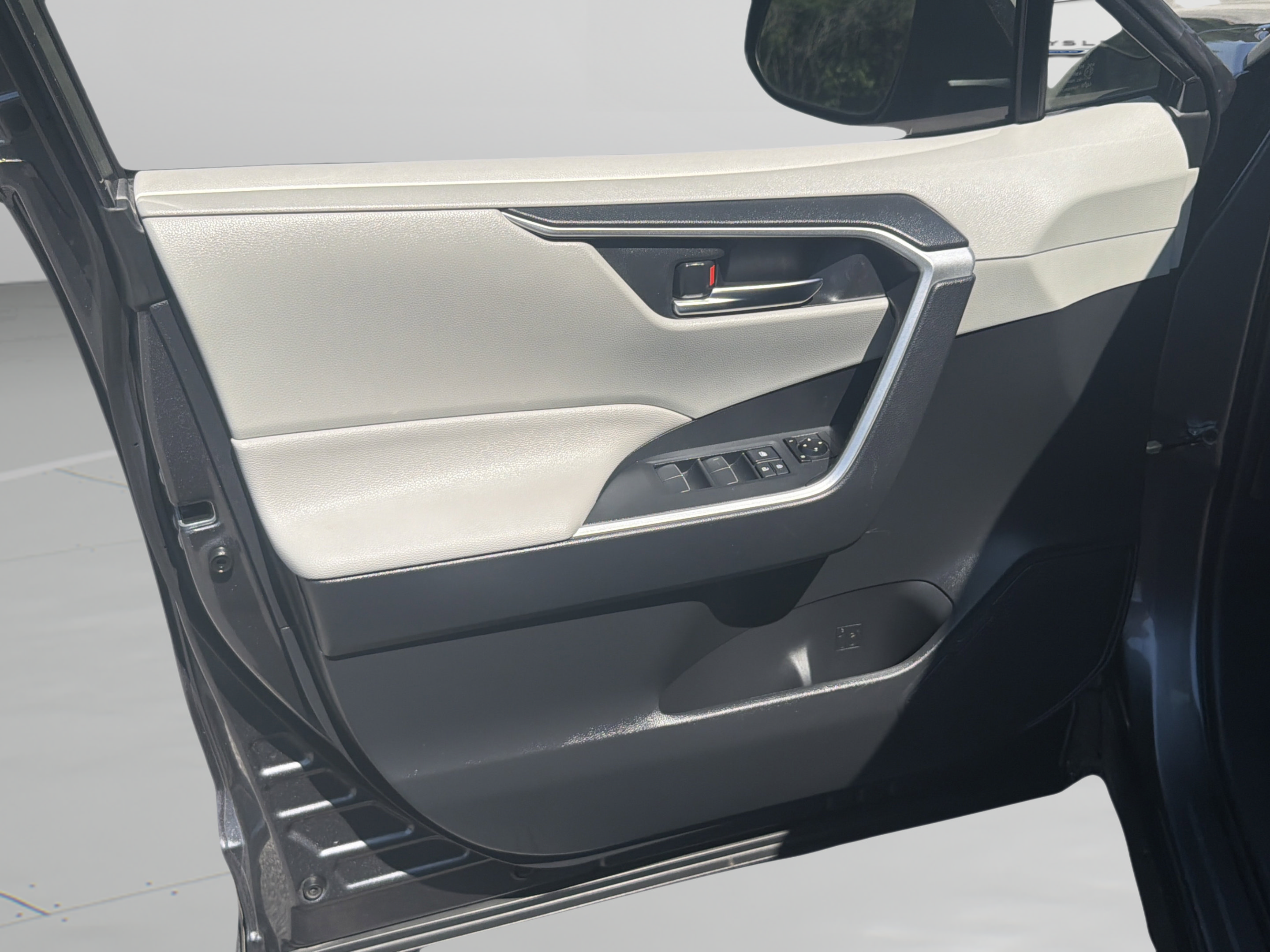 Used 2019 Toyota RAV4 XLE Premium FWD image 19