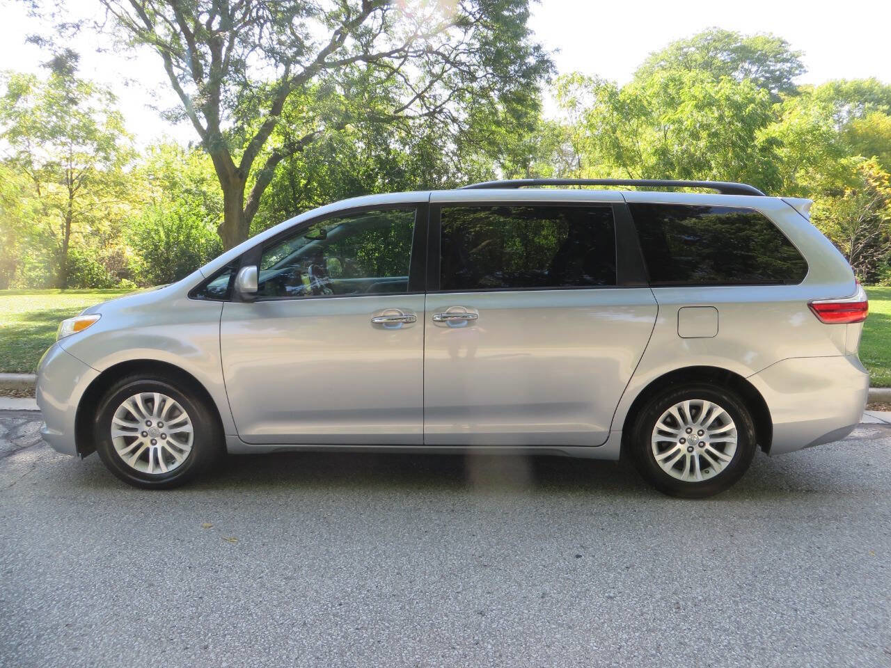 Used 2017 Toyota Sienna image 2
