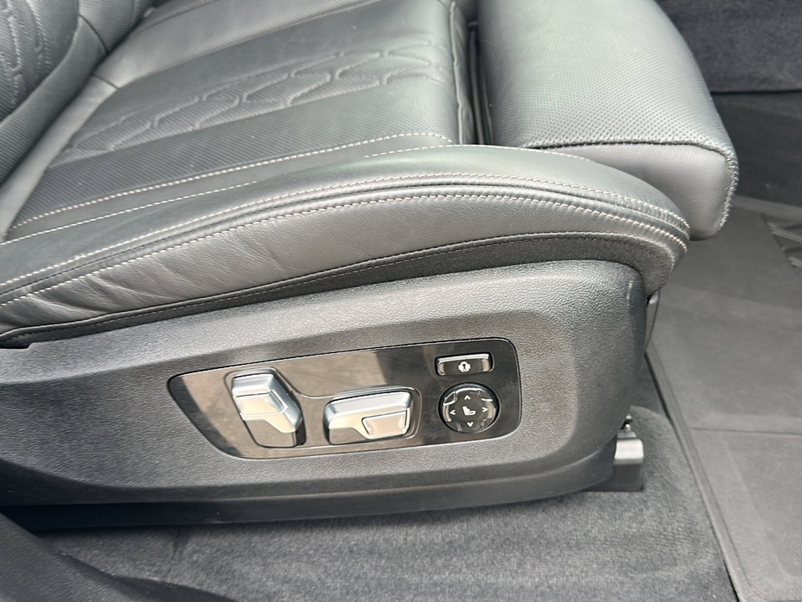 Certified 2024 BMW X7 M60i w/ Executive Package image 26