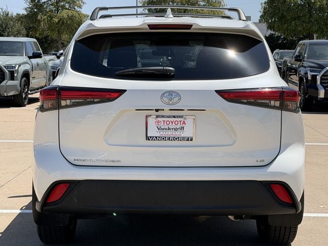 Used 2021 Toyota Highlander LE FWD image 5