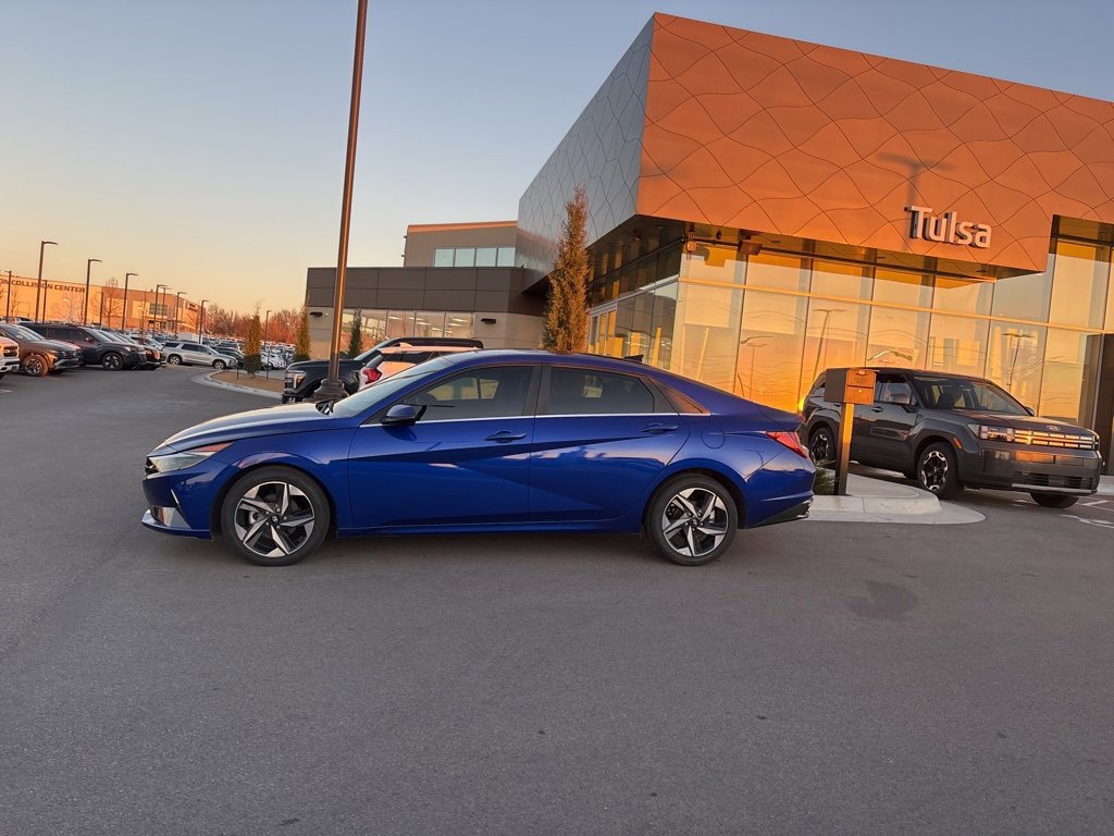 Certified 2023 Hyundai Elantra Limited w/ Preferred Accessory Package image 4