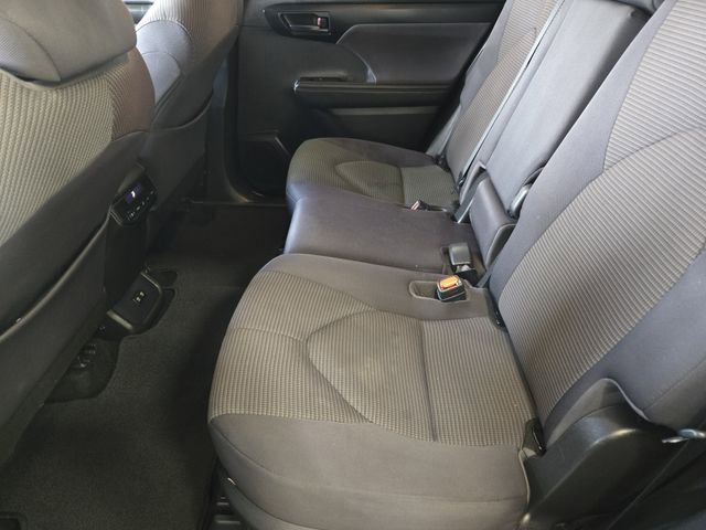 Used 2021 Toyota Highlander LE image 32