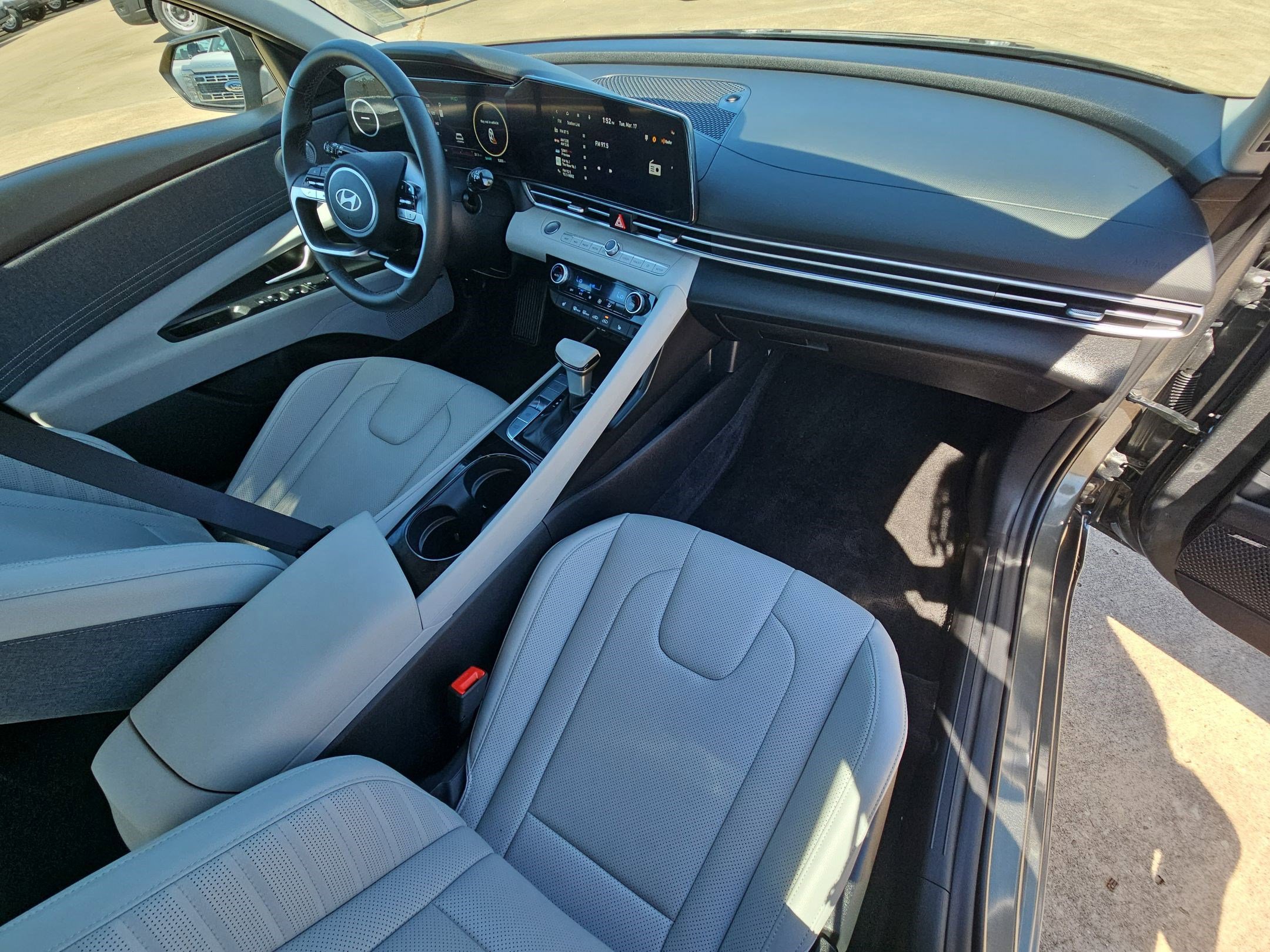 Used 2025 Hyundai Elantra Limited image 32