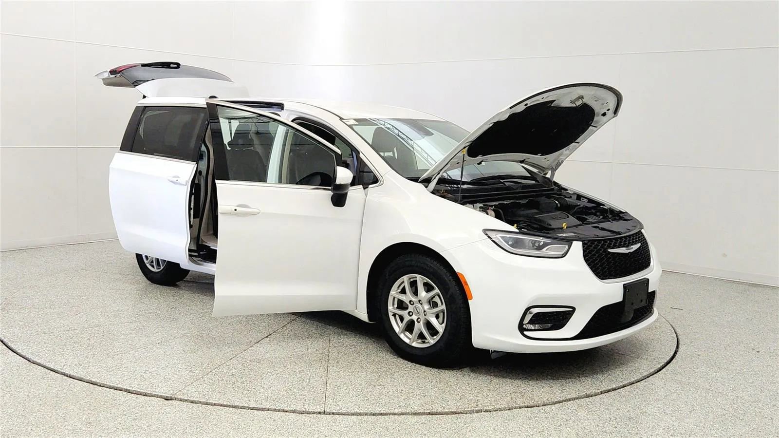 Used 2023 Chrysler Pacifica Touring-L FWD image 9