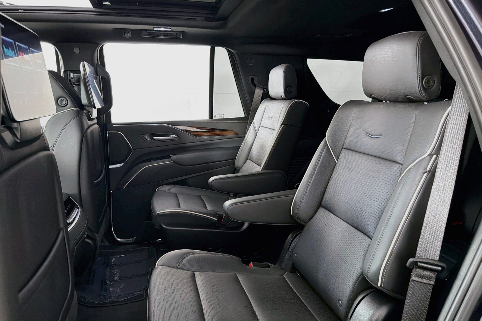 Used 2024 Cadillac Escalade Premium Luxury w/ LPO, Floor Liner Package AWD/4WD image 8