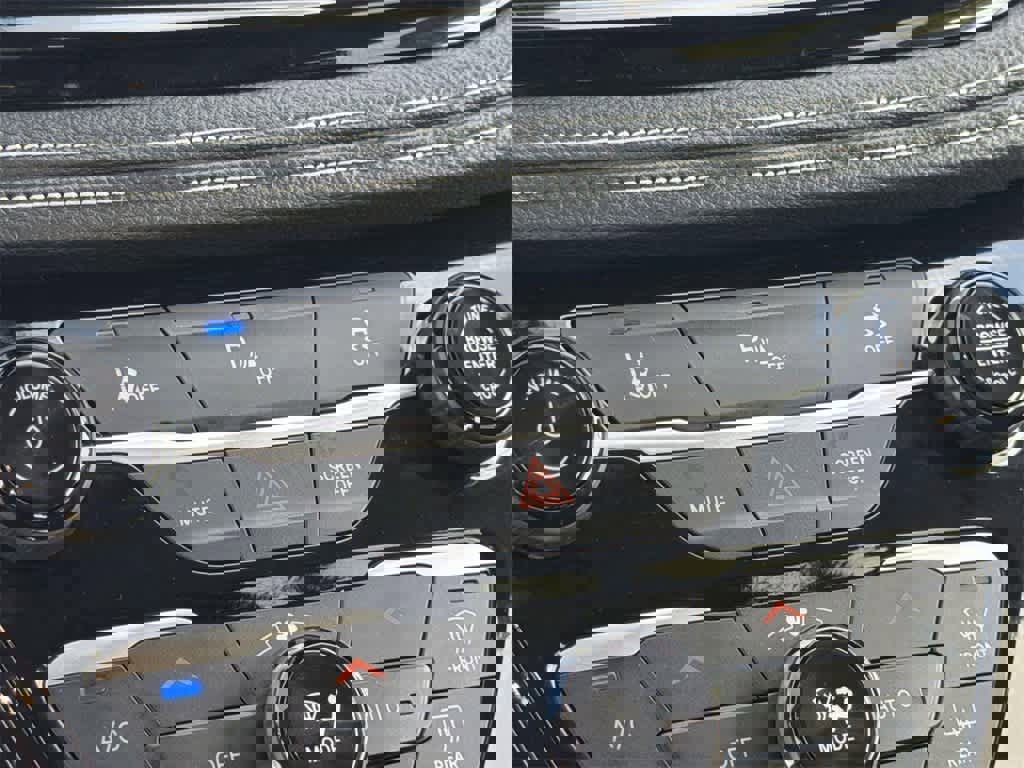 Used 2024 Chrysler Pacifica Select image 21