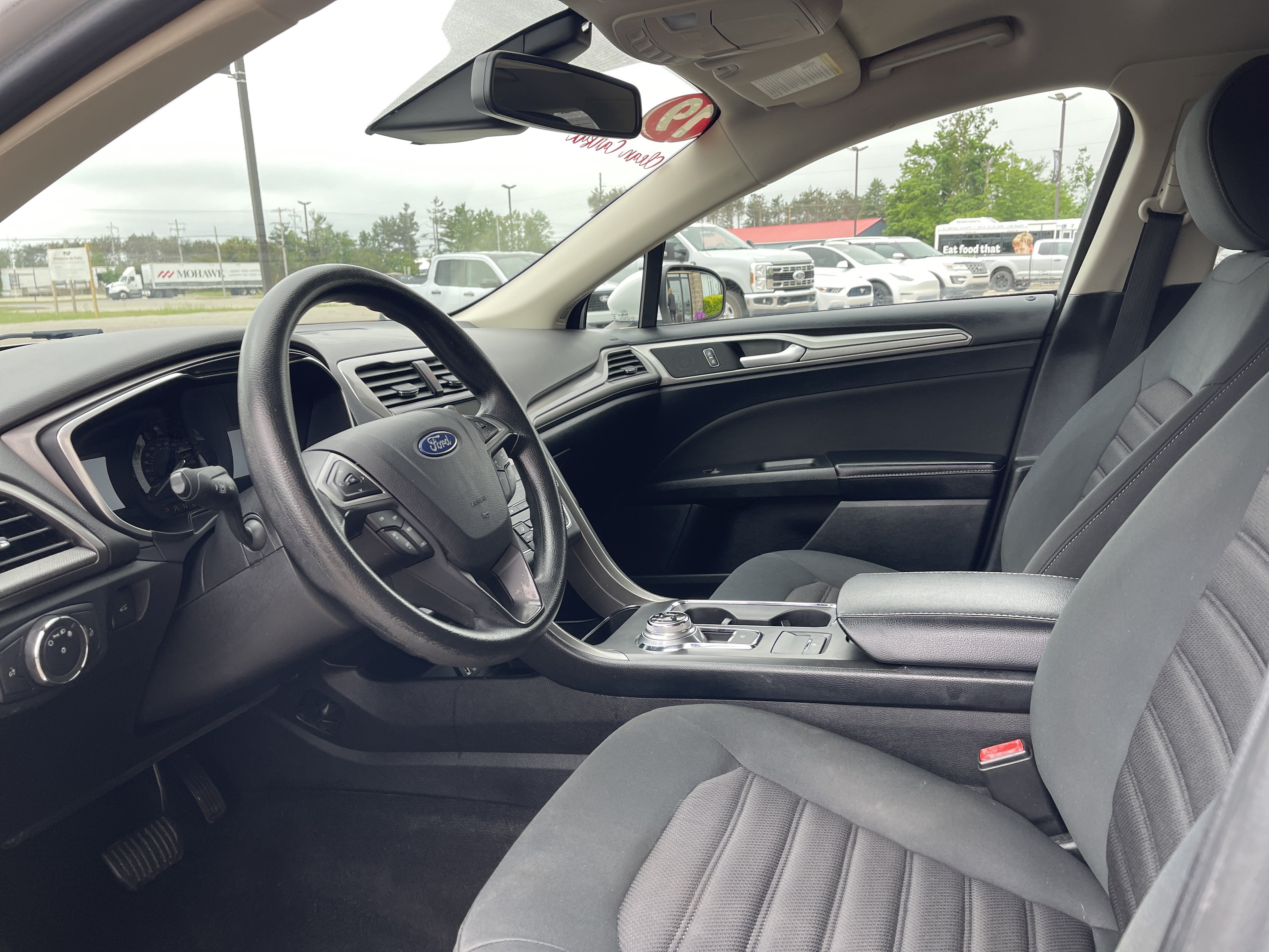 Used 2019 Ford Fusion SE FWD image 12