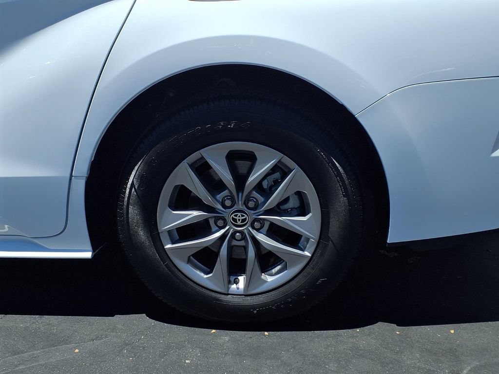 Certified 2026 Toyota Sienna LE FWD image 4