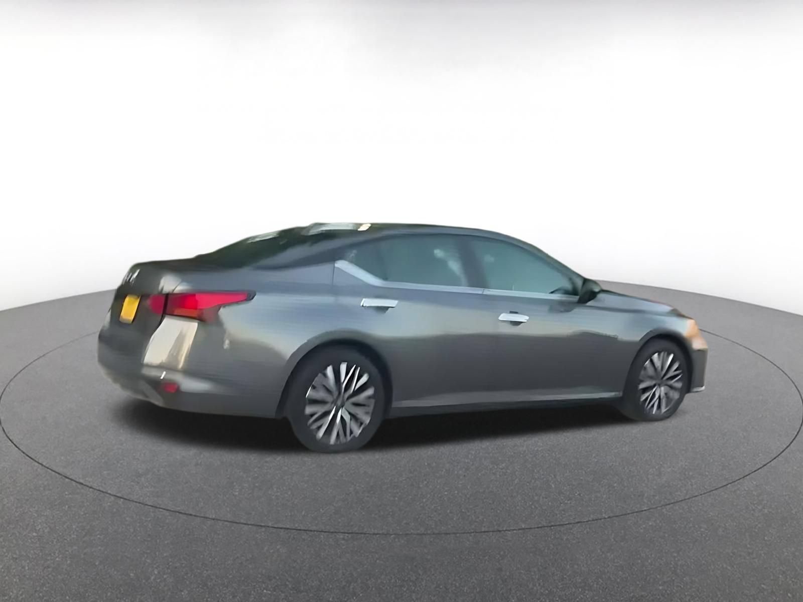 Used 2025 Nissan Altima 2.5 SV FWD image 13