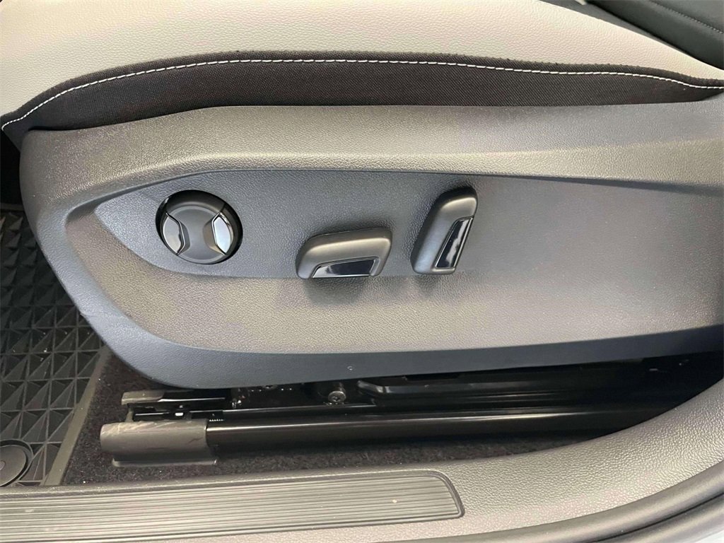 New 2025 Volkswagen Taos SE image 20