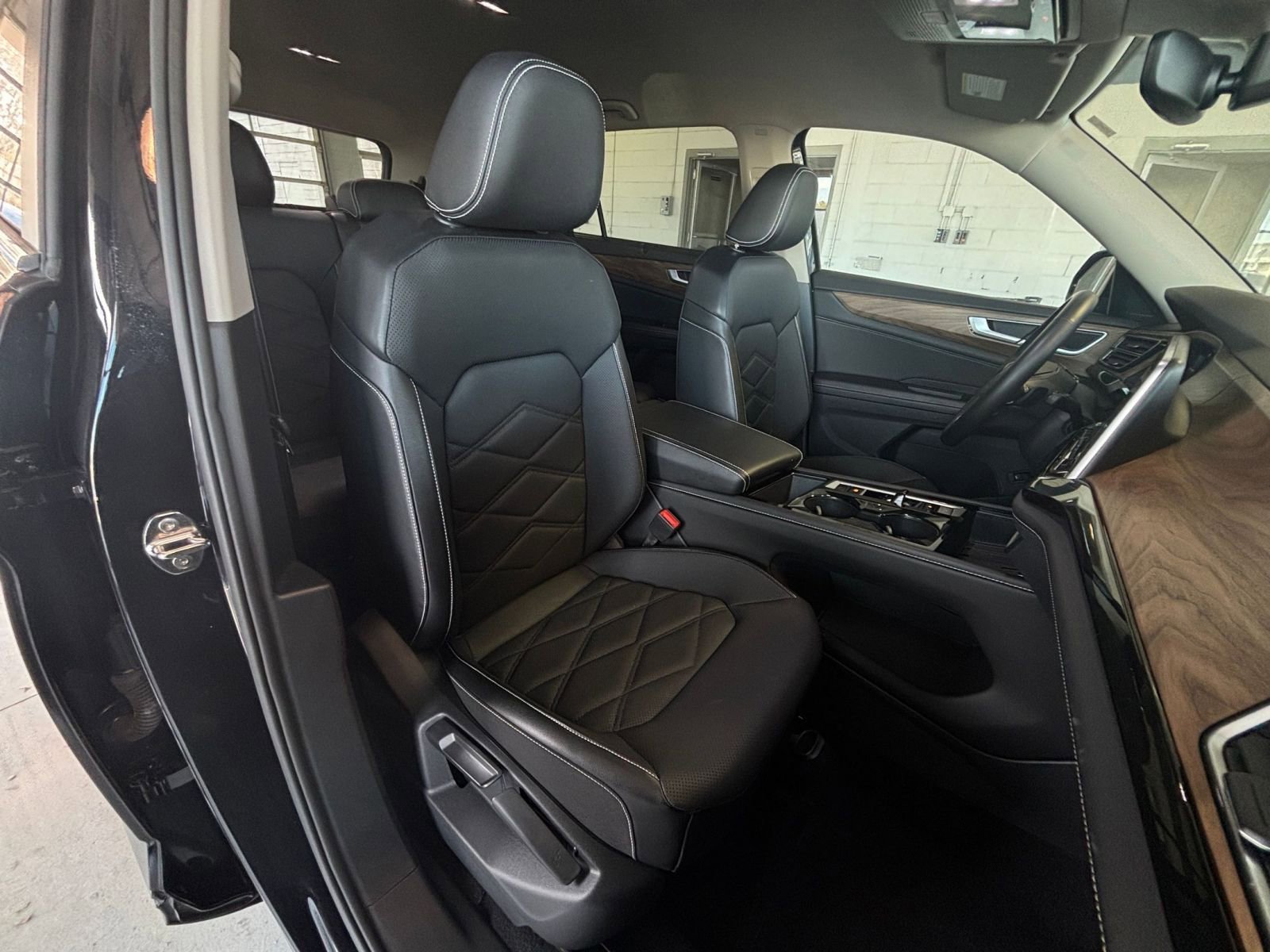 Used 2025 Volkswagen Atlas SE image 44