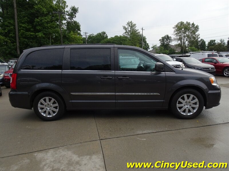 Used 2016 Chrysler Town & Country Touring FWD image 5