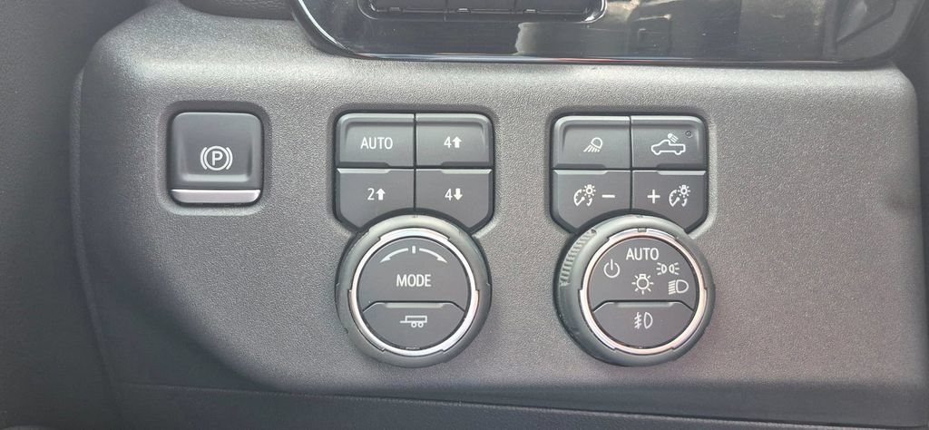 Used 2025 Chevrolet Silverado 1500 High Country w/ Technology Package AWD/4WD image 10