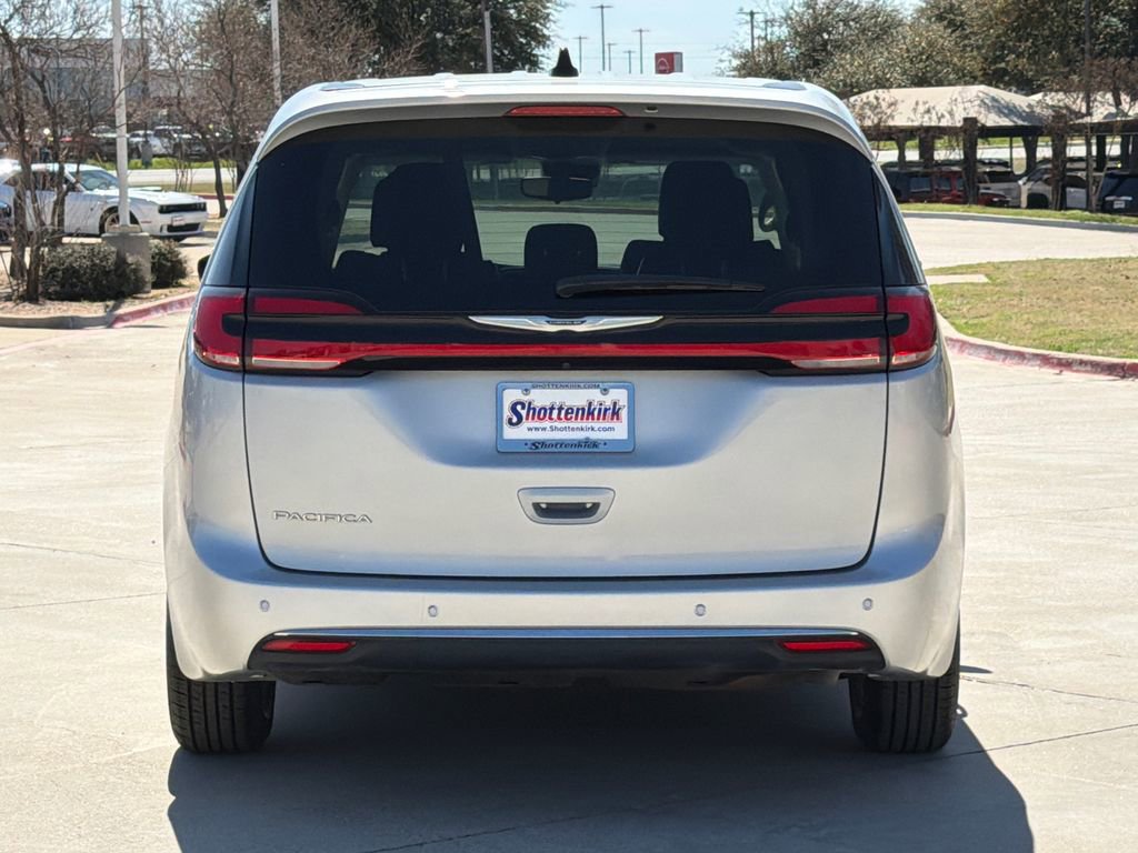 Used 2024 Chrysler Pacifica Touring-L image 6