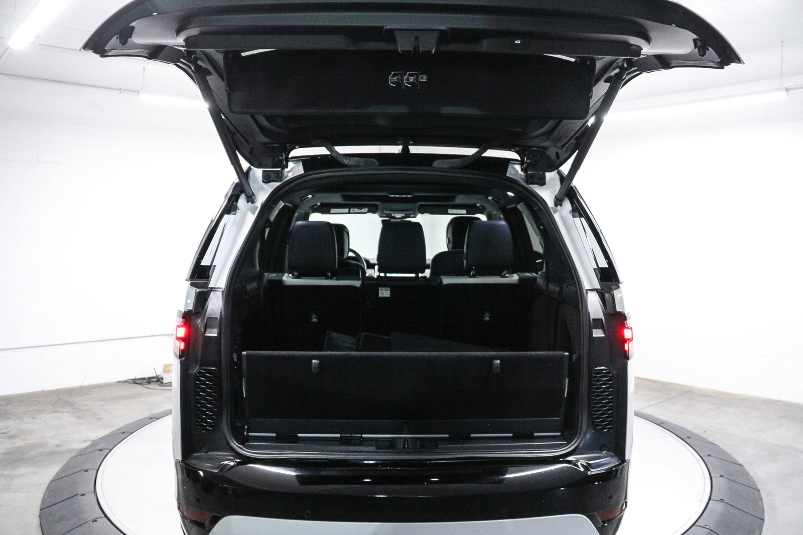 Used 2023 Land Rover Discovery S R-Dynamic image 26