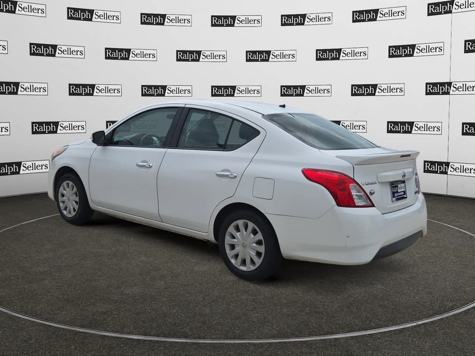 Used 2016 Nissan Versa SV FWD image 4