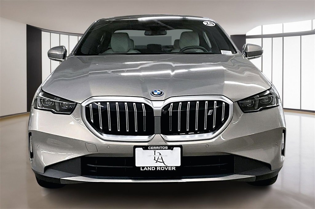 Used 2025 BMW i5 xDrive40 w/ Premium Package image 2