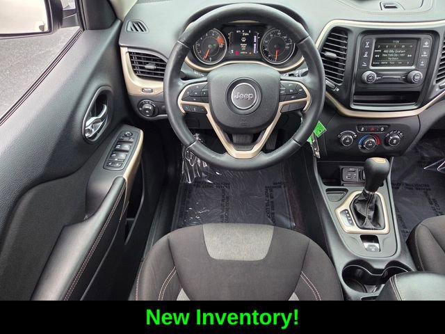 Used 2018 Jeep Cherokee Latitude w/ Altitude Package FWD image 12