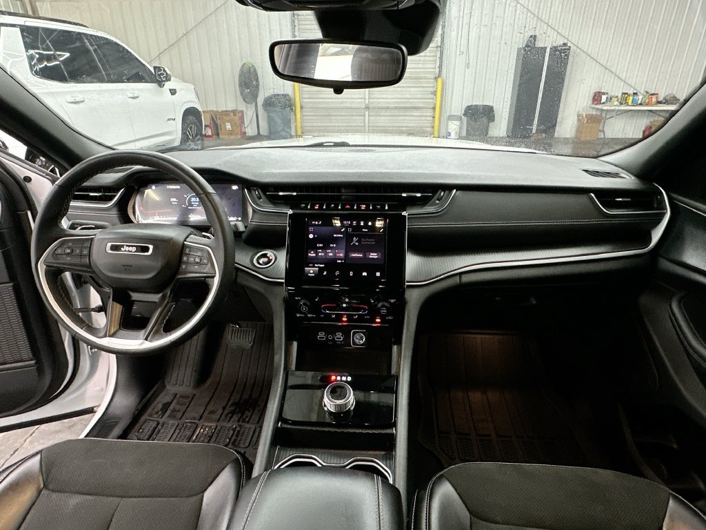 Used 2024 Jeep Grand Cherokee L Laredo RWD image 3