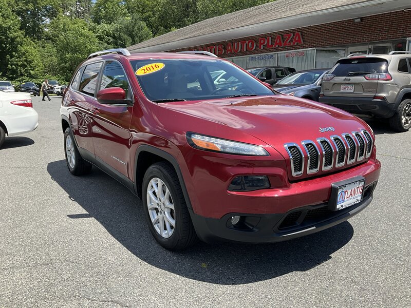 Used 2016 Jeep Cherokee Latitude FWD image 3