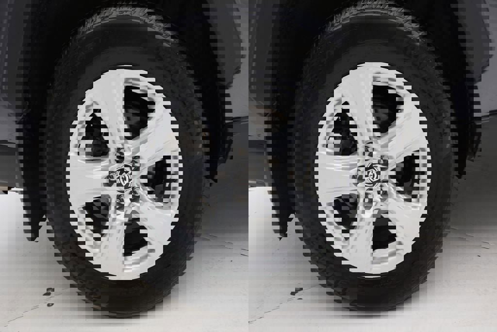 Used 2021 Toyota RAV4 XLE w/ Convenience Package image 9