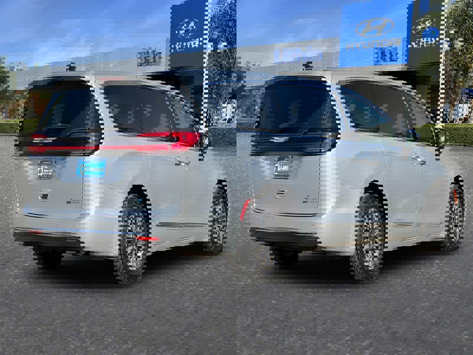 Used 2023 Chrysler Pacifica Limited image 3