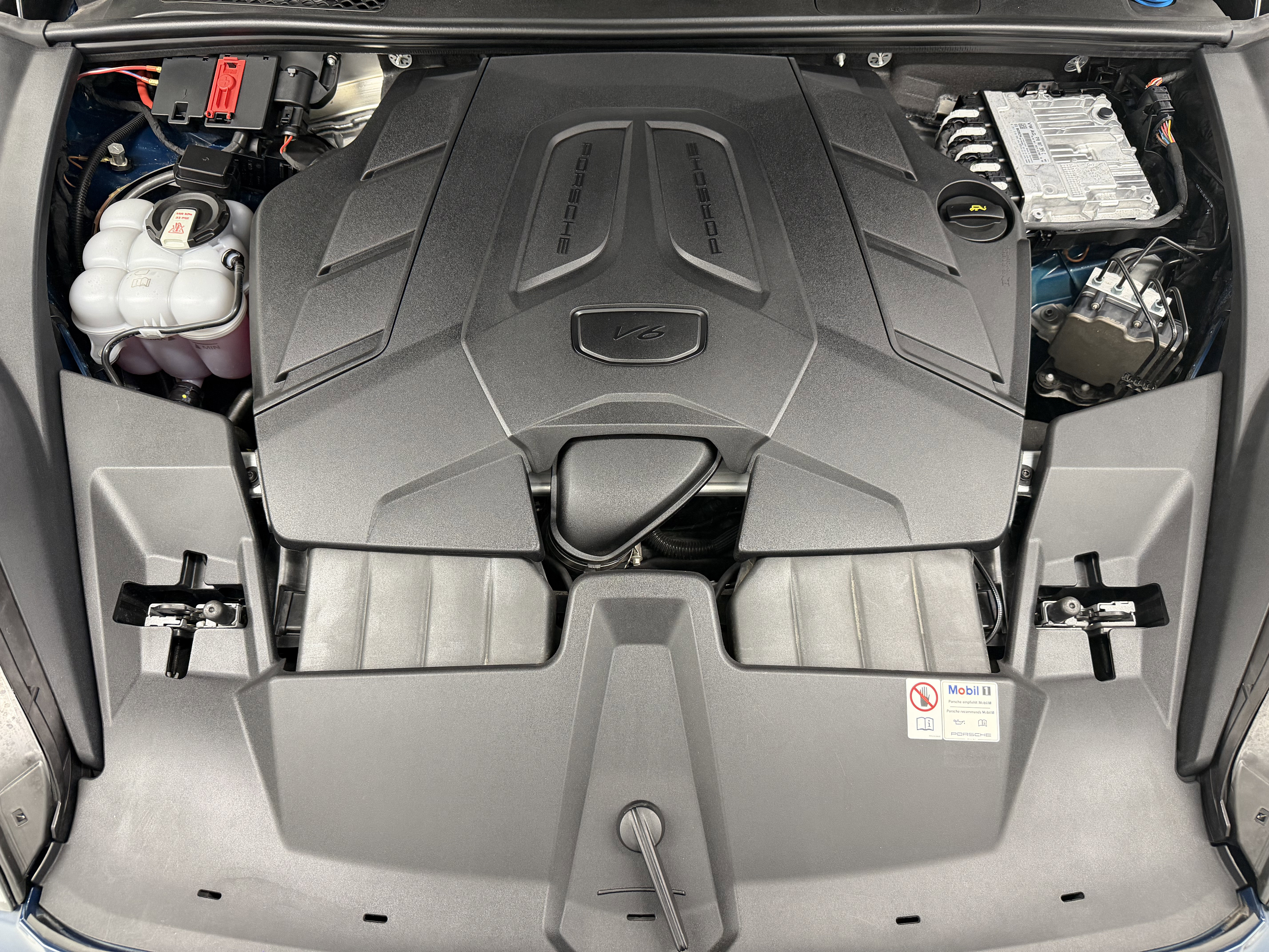 Certified 2024 Porsche Cayenne w/ Premium Package Plus (PFM) image 59