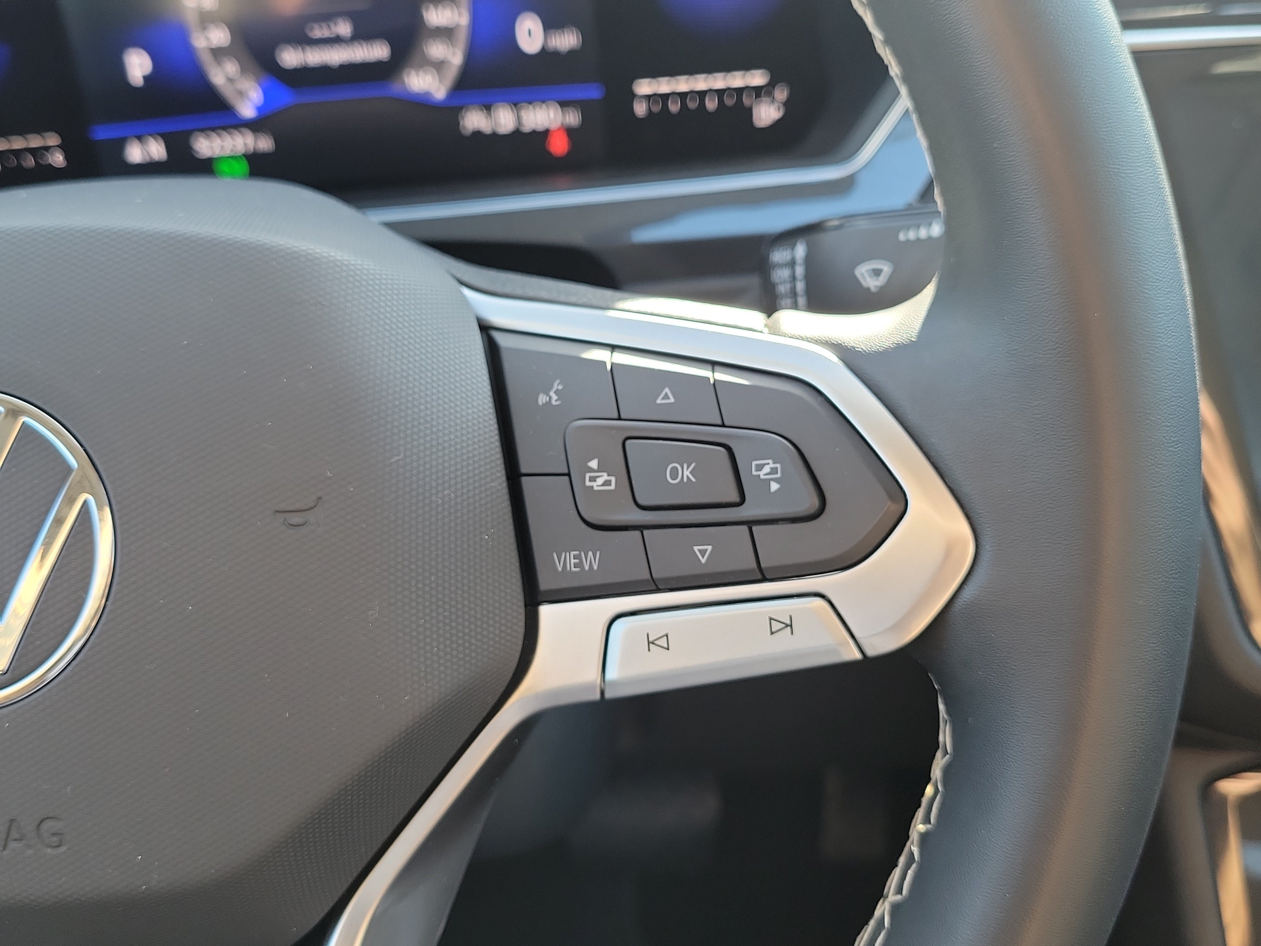 Used 2023 Volkswagen Tiguan SE w/ Panoramic Sunroof Package FWD image 29
