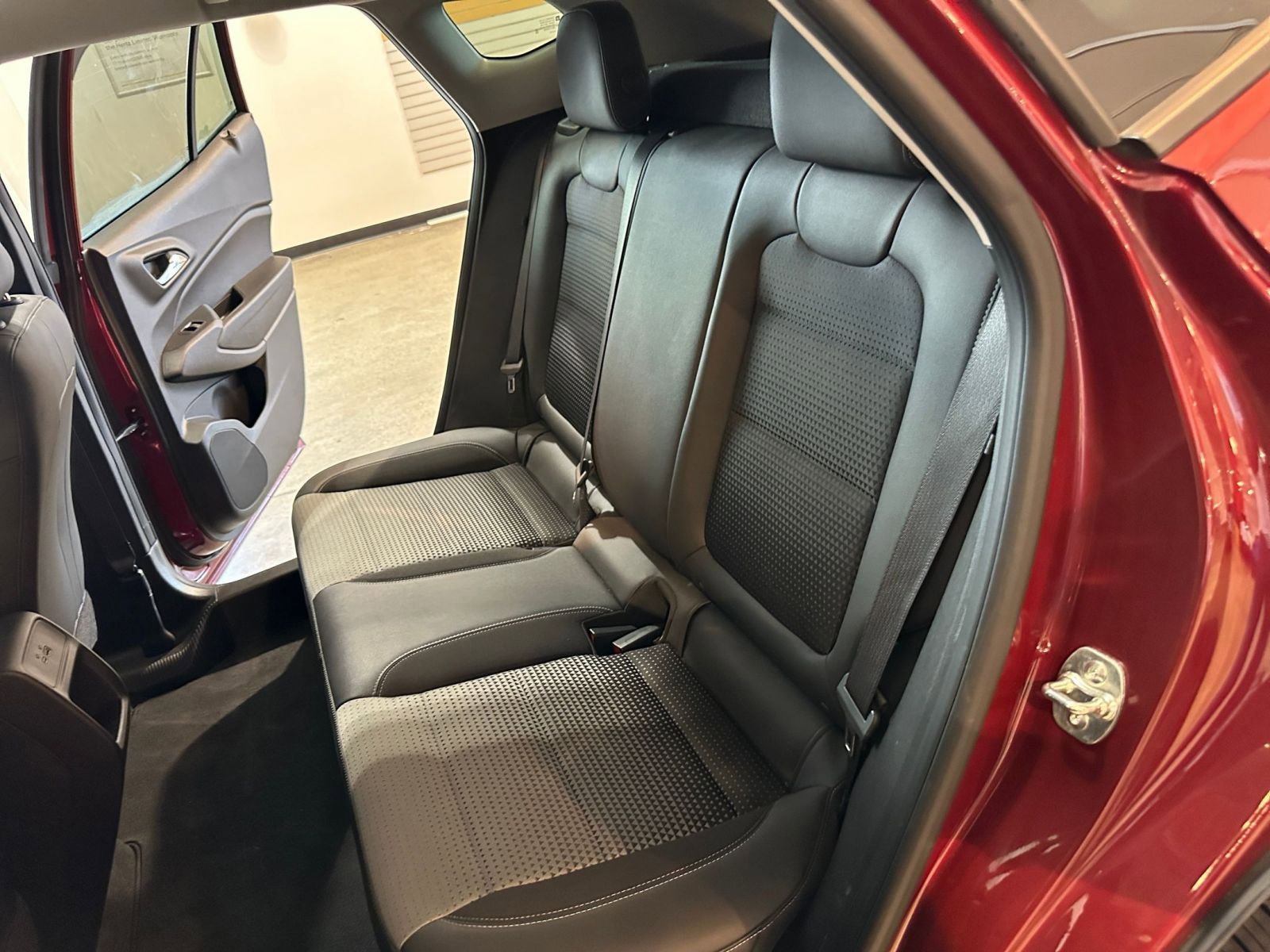 Used 2025 Chevrolet Trax LT FWD image 38