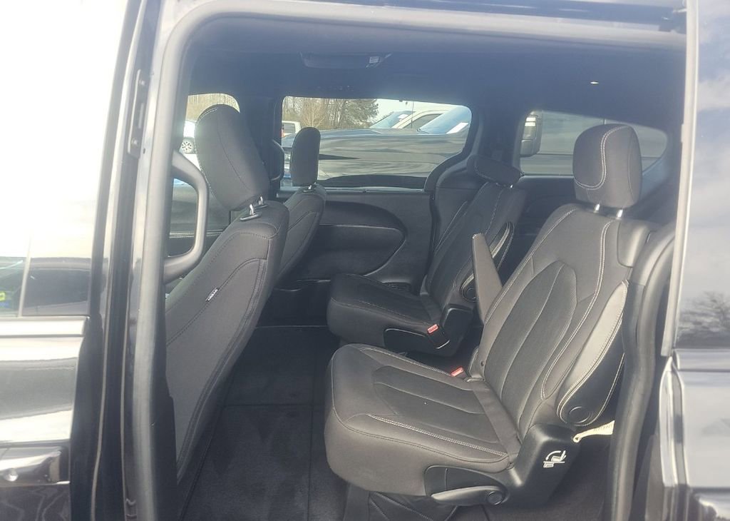 Used 2019 Chrysler Pacifica Touring Plus w/ S Appearance Package image 5