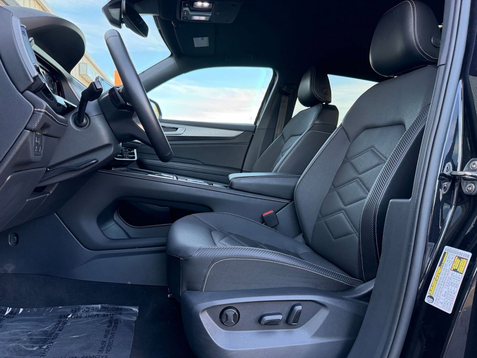 Used 2025 Volkswagen Atlas Cross Sport SE FWD image 28