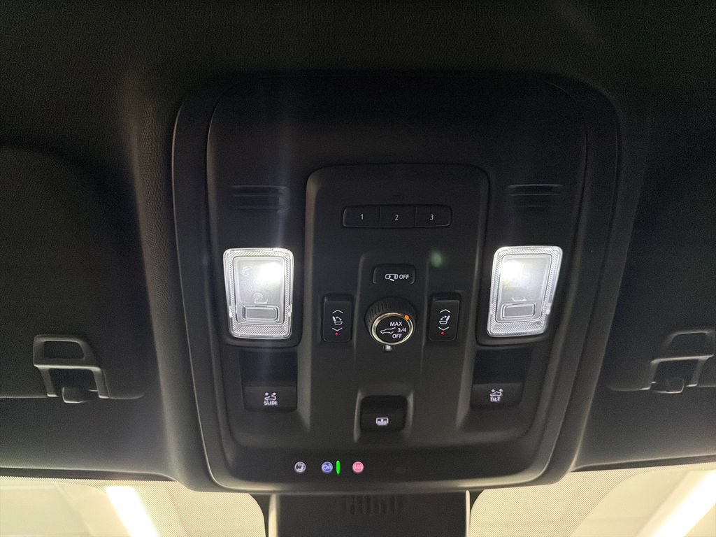 Used 2023 GMC Yukon SLT w/ SLT Luxury Package RWD image 18