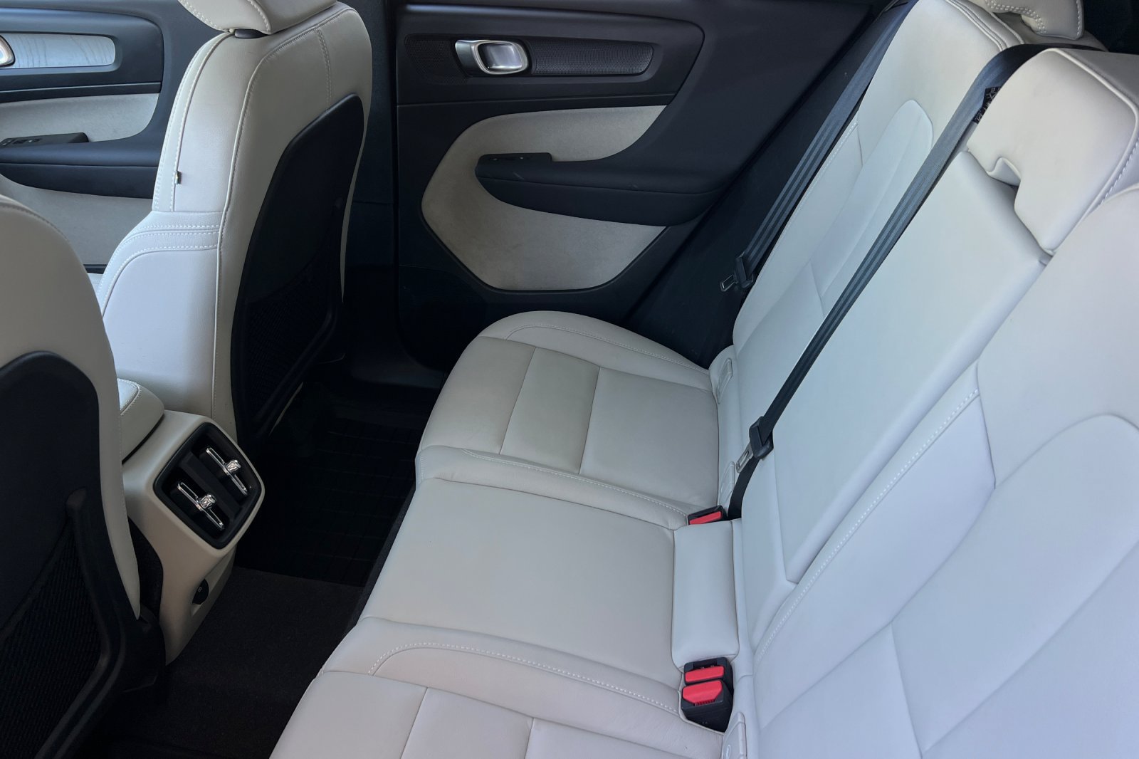 Used 2024 Volvo XC40 B5 Plus AWD/4WD image 12