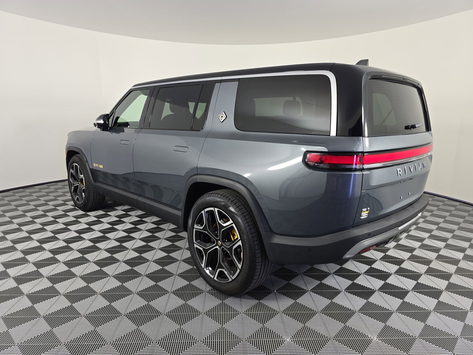 Used 2023 Rivian R1S Adventure image 3
