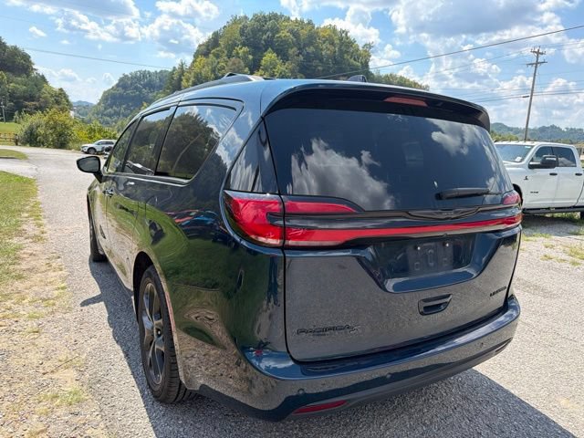 Used 2025 Chrysler Pacifica Limited FWD image 5
