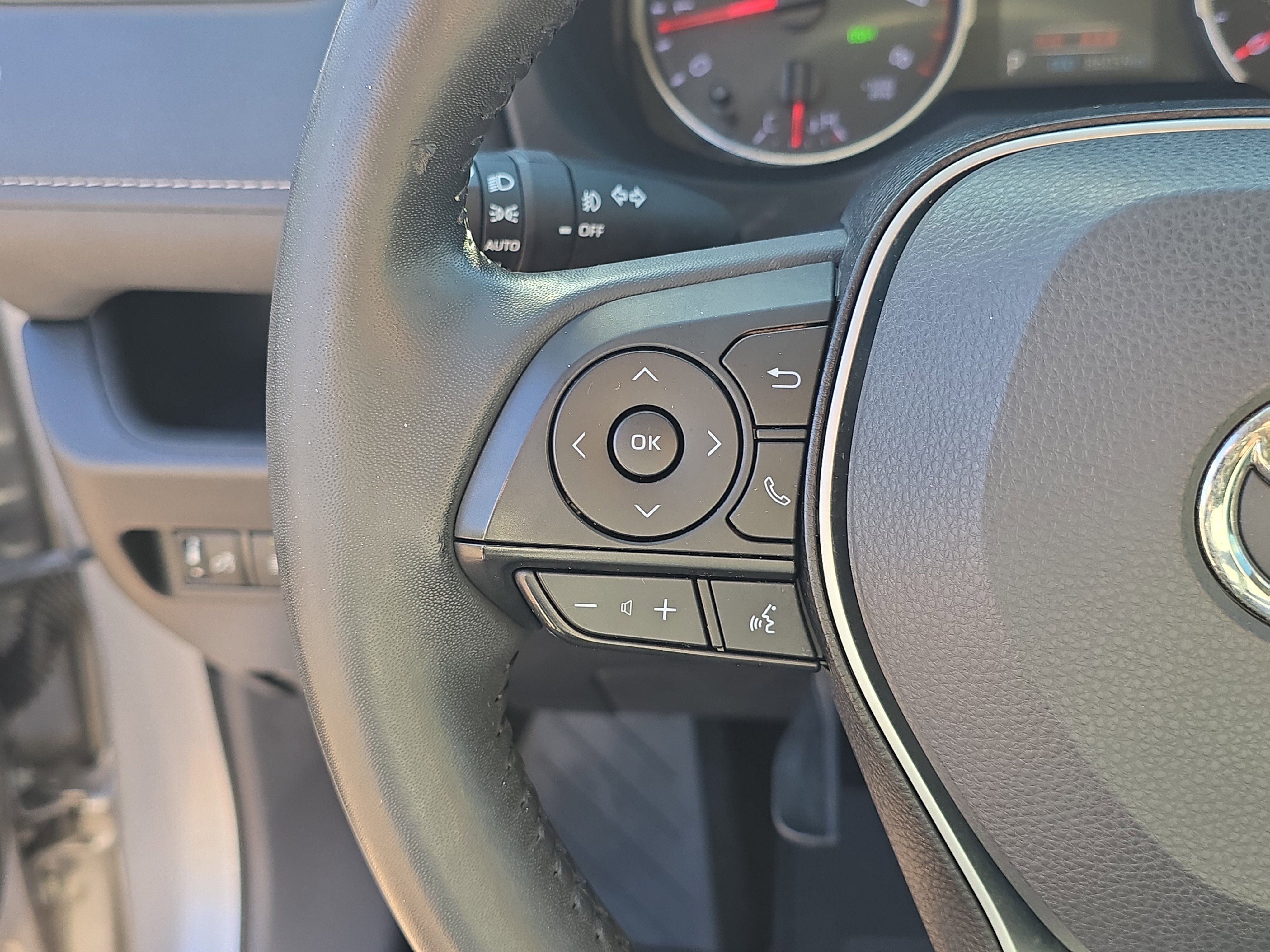 Used 2020 Toyota RAV4 XLE Premium image 33