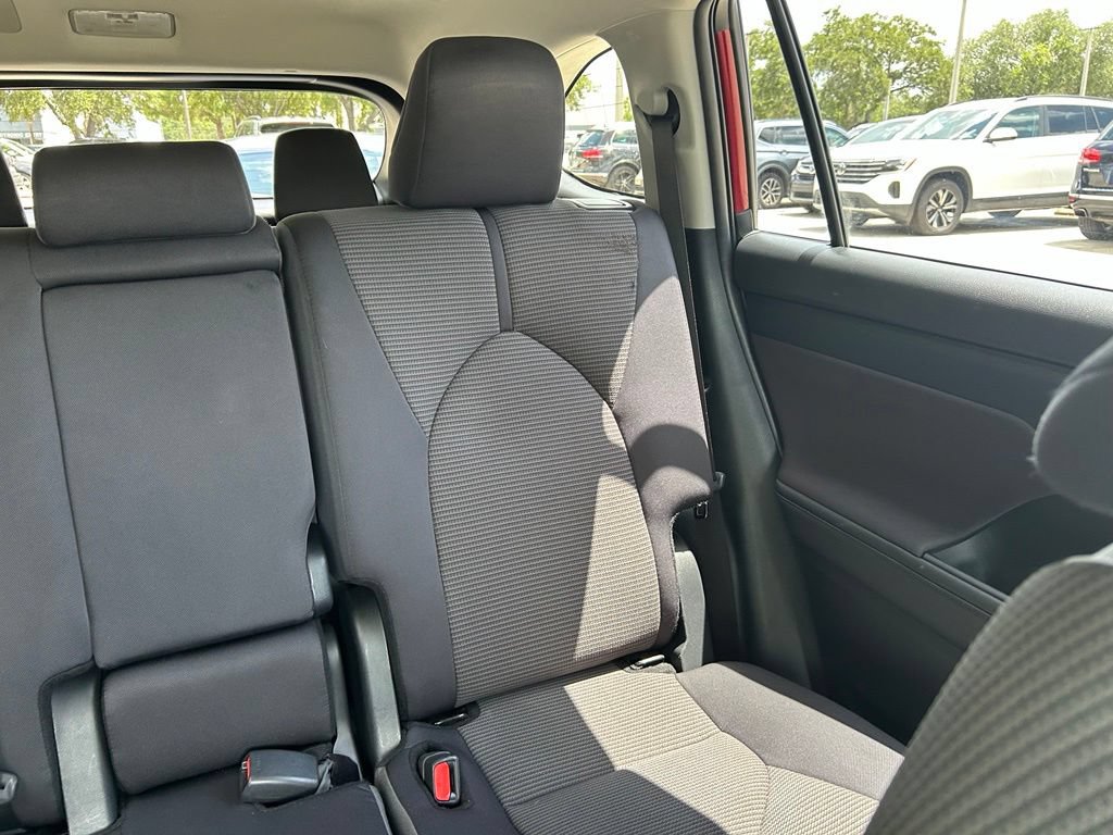 Used 2024 Toyota Highlander LE FWD image 14