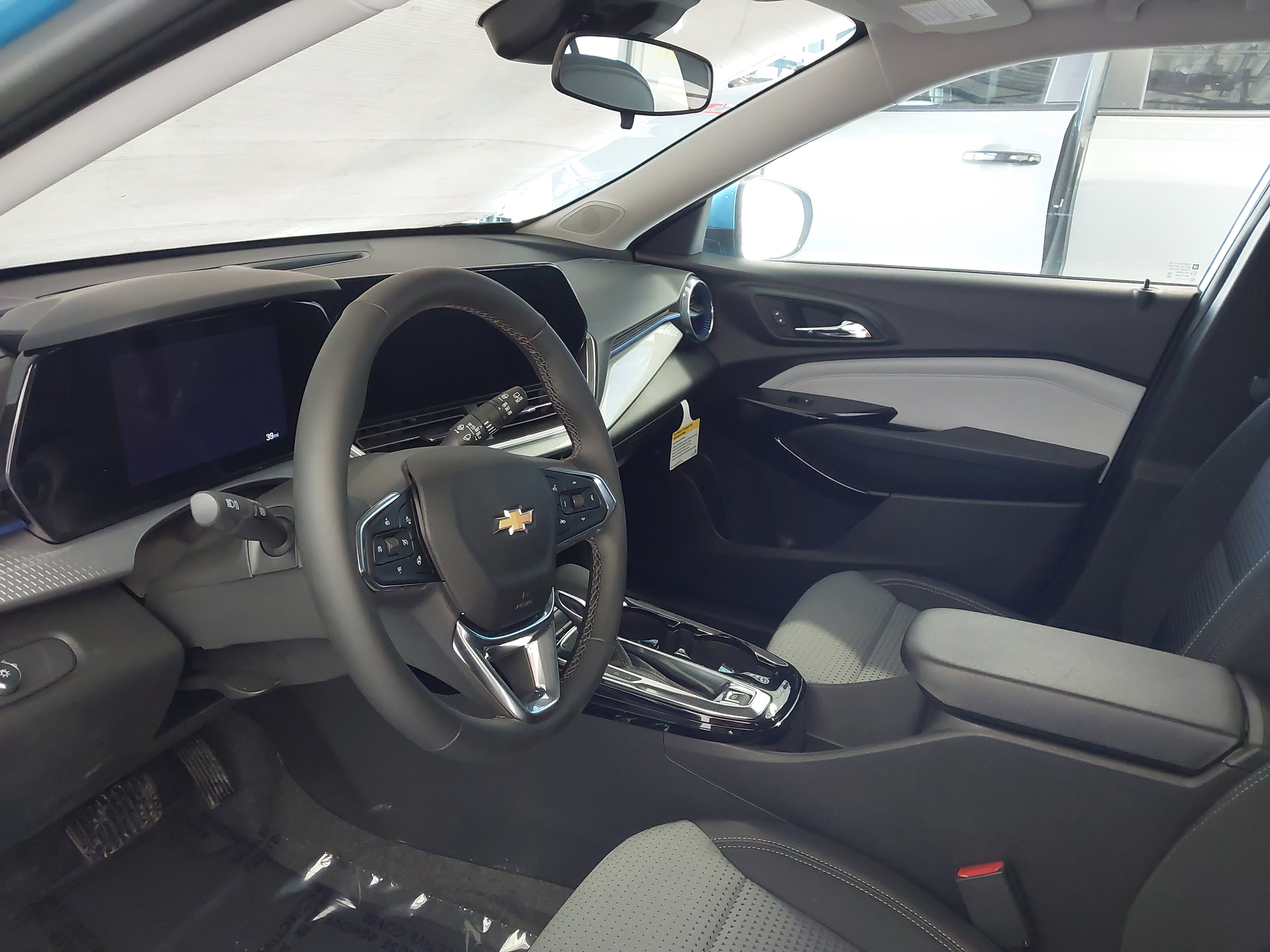 Used 2025 Chevrolet Trax LT w/ Driver Confidence Package image 2