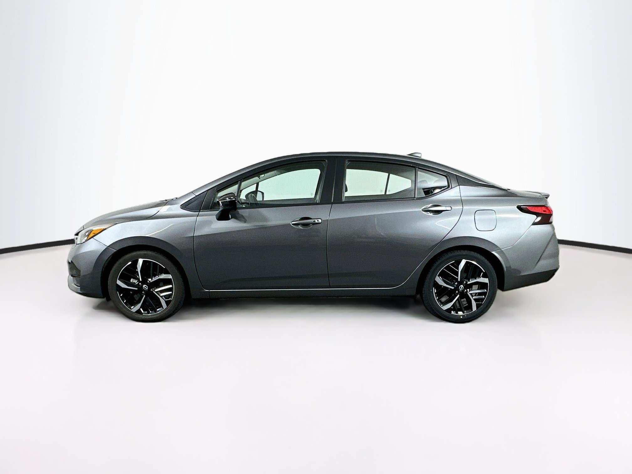 Used 2025 Nissan Versa SR FWD image 4
